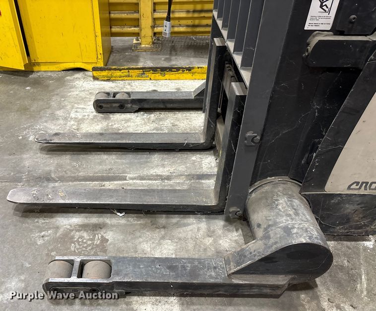 image for item EU4545 2008 Crown SH5520-40 pallet stacker