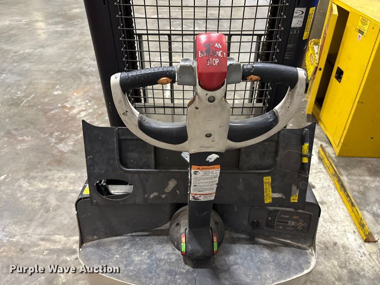 image for item EU4545 2008 Crown SH5520-40 pallet stacker