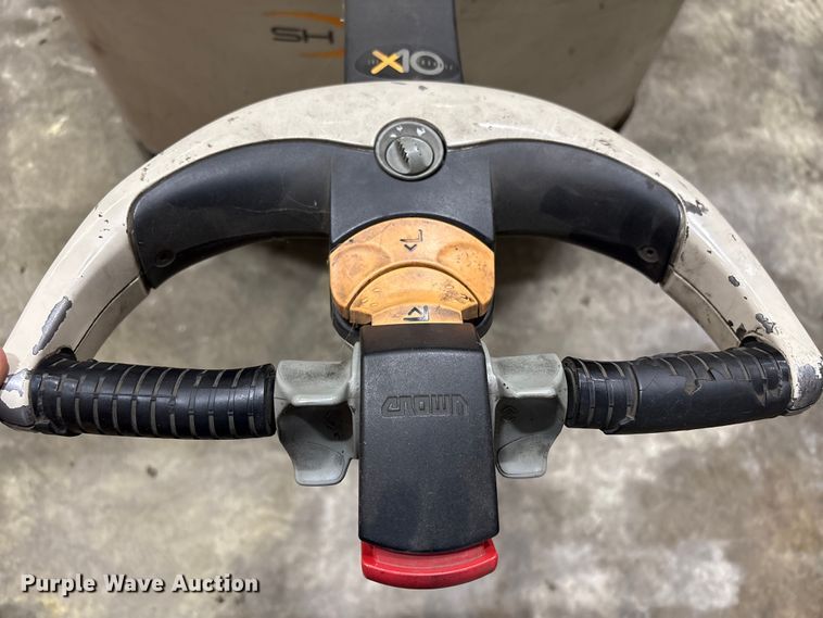 image for item EU4545 2008 Crown SH5520-40 pallet stacker