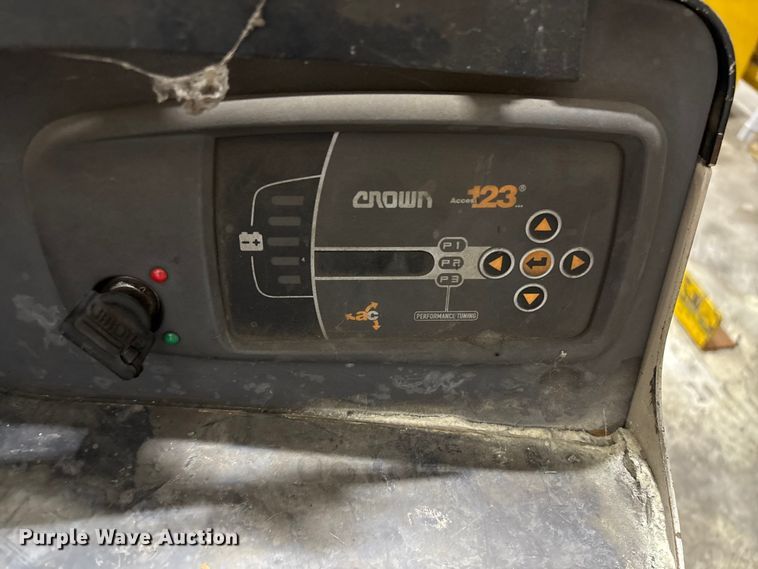 image for item EU4545 2008 Crown SH5520-40 pallet stacker