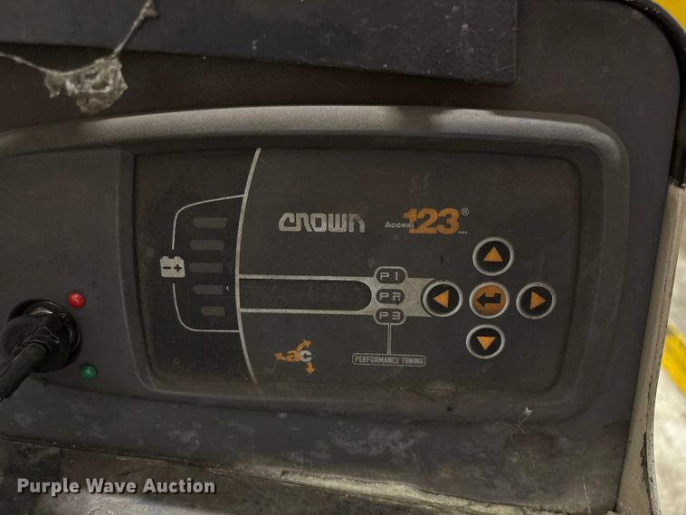 image for item EU4545 2008 Crown SH5520-40 pallet stacker