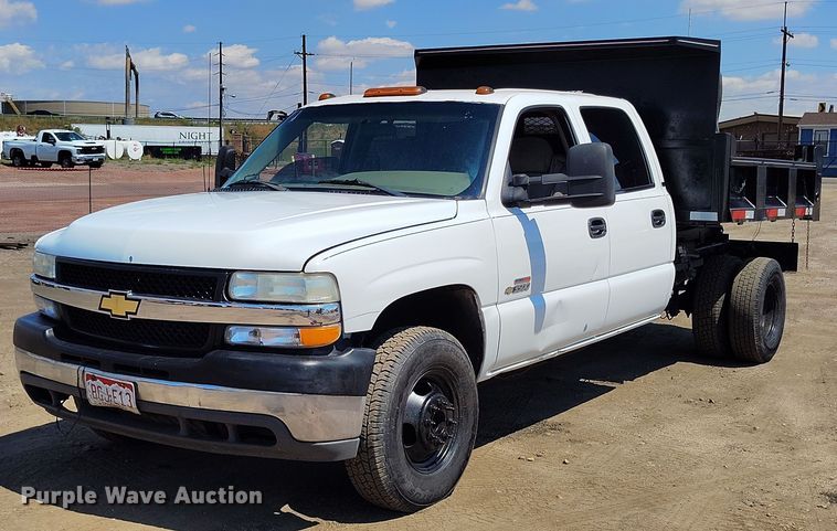 image for item IP9661 2002 Chevrolet Silverado 3500 Crew Cab dump bed pickup truck