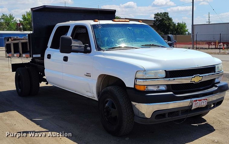 image for item IP9661 2002 Chevrolet Silverado 3500 Crew Cab dump bed pickup truck