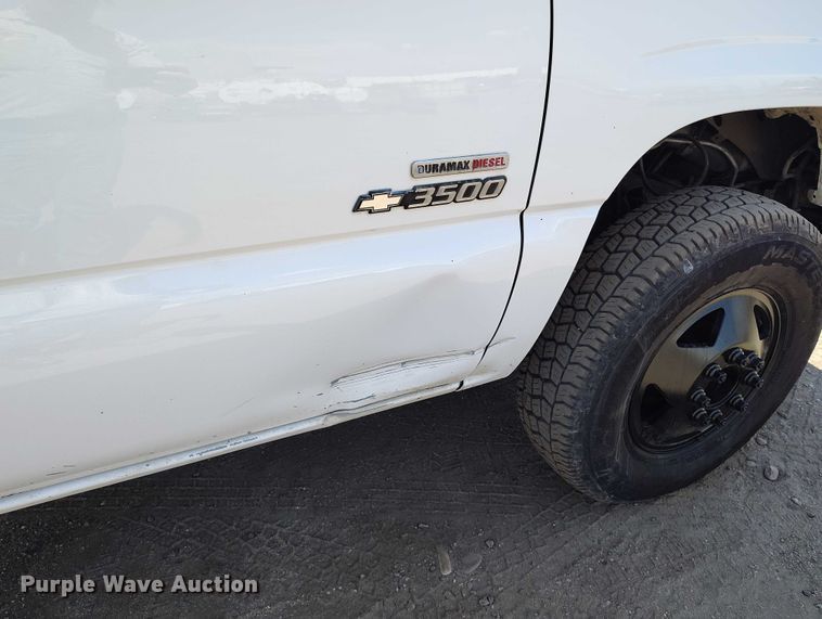 image for item IP9661 2002 Chevrolet Silverado 3500 Crew Cab dump bed pickup truck