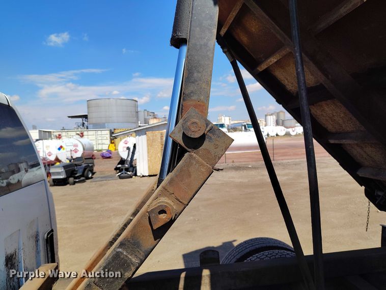 image for item IP9661 2002 Chevrolet Silverado 3500 Crew Cab dump bed pickup truck