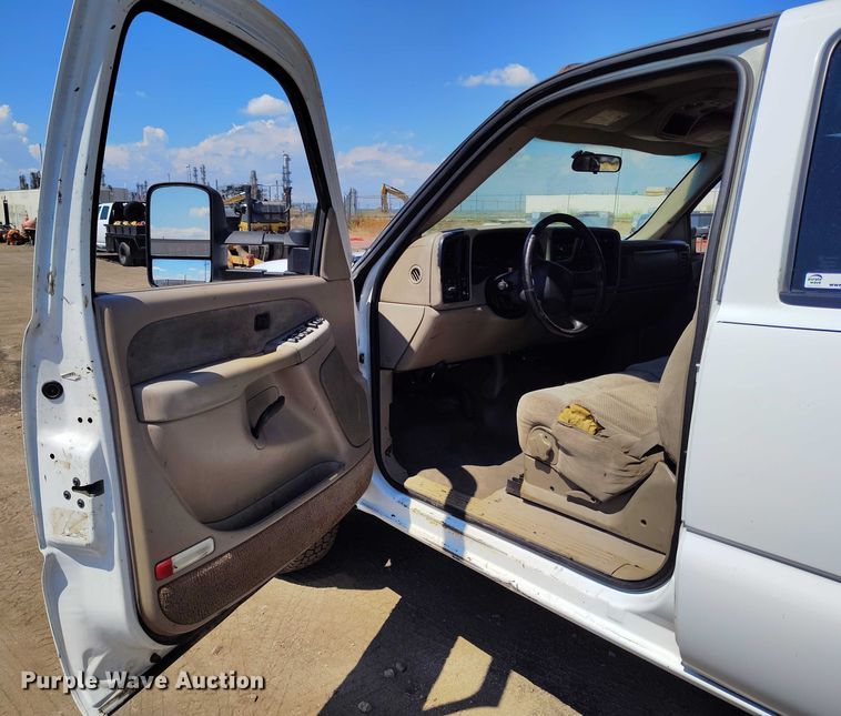 image for item IP9661 2002 Chevrolet Silverado 3500 Crew Cab dump bed pickup truck