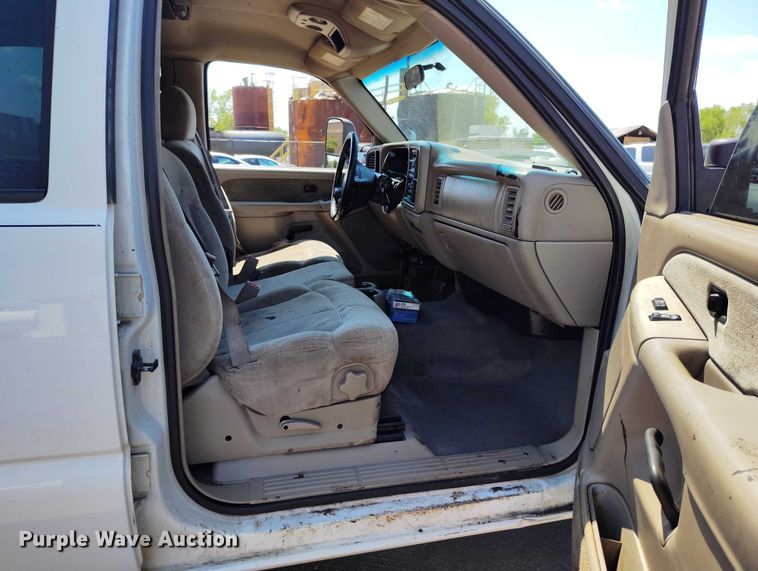 image for item IP9661 2002 Chevrolet Silverado 3500 Crew Cab dump bed pickup truck