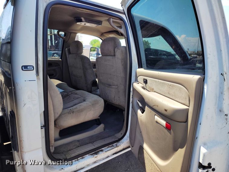 image for item IP9661 2002 Chevrolet Silverado 3500 Crew Cab dump bed pickup truck