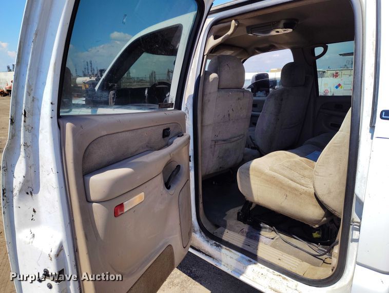 image for item IP9661 2002 Chevrolet Silverado 3500 Crew Cab dump bed pickup truck