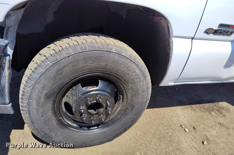 image for item IP9661 2002 Chevrolet Silverado 3500 Crew Cab dump bed pickup truck