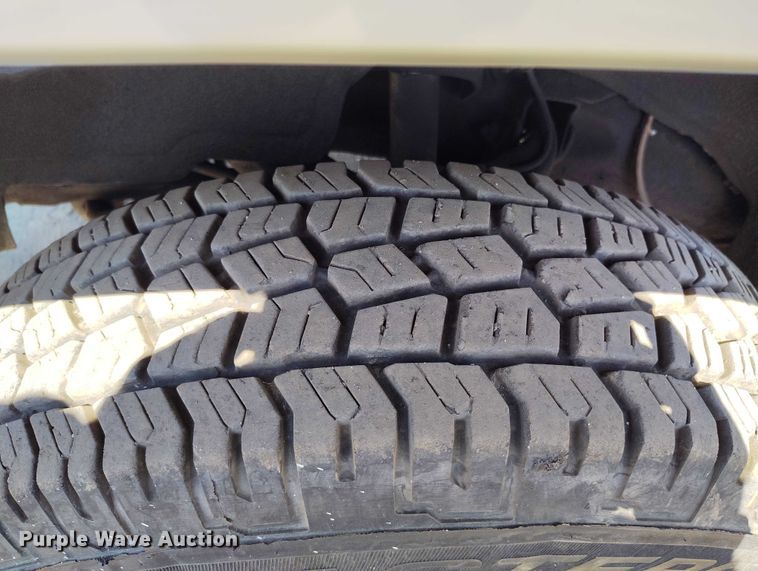 image for item IP9661 2002 Chevrolet Silverado 3500 Crew Cab dump bed pickup truck