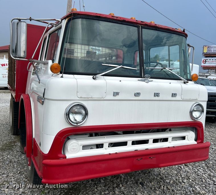 image for item NJ9587 1982 Ford C700 flatbed truck