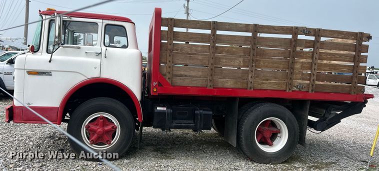 image for item NJ9587 1982 Ford C700 flatbed truck