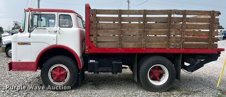 image for item NJ9587 1982 Ford C700 flatbed truck