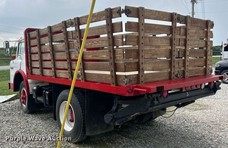 image for item NJ9587 1982 Ford C700 flatbed truck