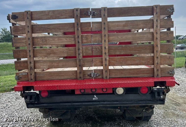 image for item NJ9587 1982 Ford C700 flatbed truck