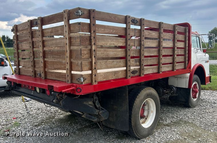 image for item NJ9587 1982 Ford C700 flatbed truck