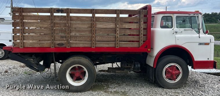 image for item NJ9587 1982 Ford C700 flatbed truck