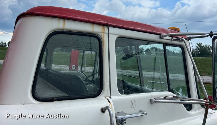 image for item NJ9587 1982 Ford C700 flatbed truck