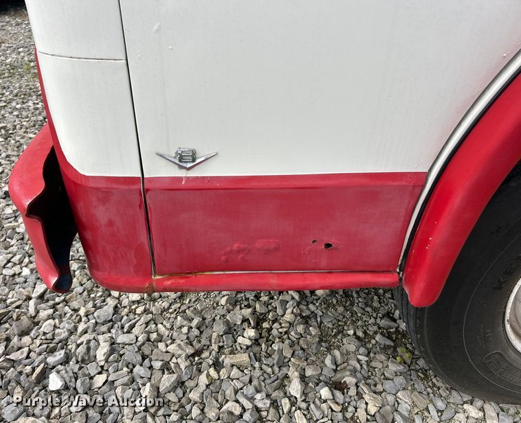 image for item NJ9587 1982 Ford C700 flatbed truck