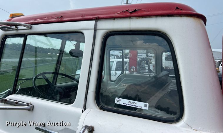 image for item NJ9587 1982 Ford C700 flatbed truck