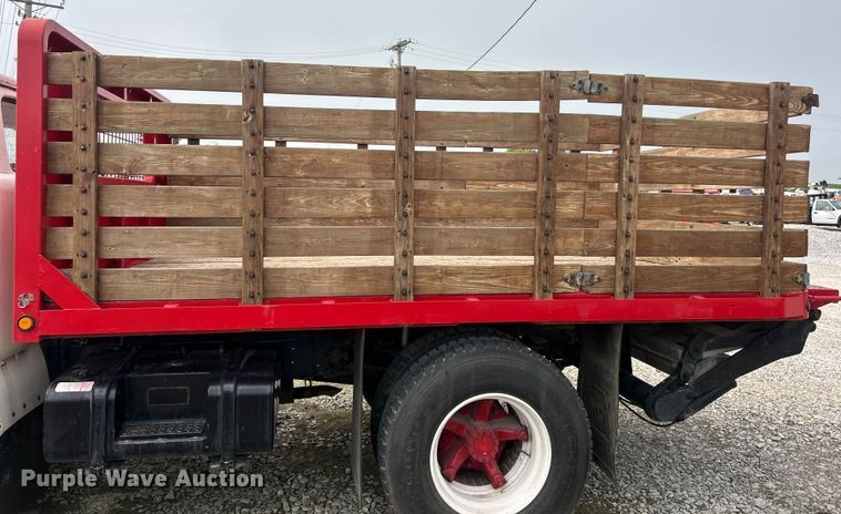 image for item NJ9587 1982 Ford C700 flatbed truck