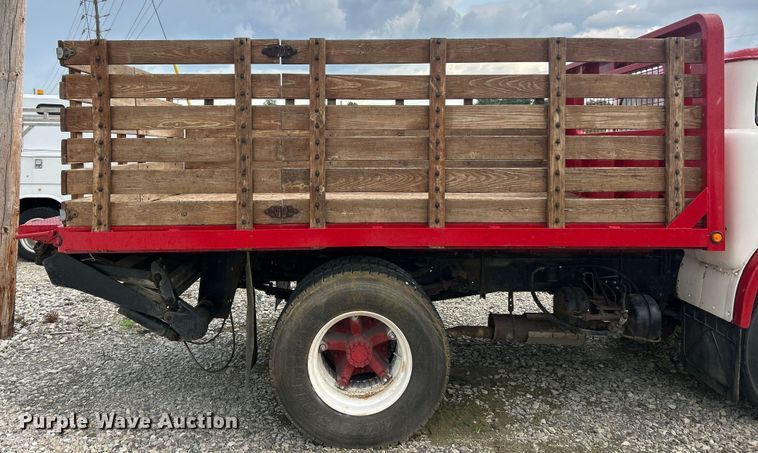 image for item NJ9587 1982 Ford C700 flatbed truck