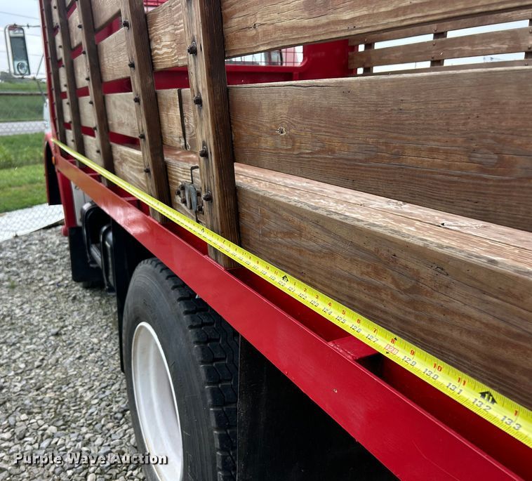 image for item NJ9587 1982 Ford C700 flatbed truck