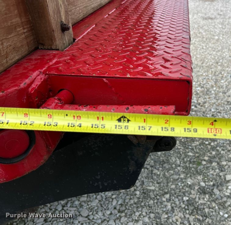 image for item NJ9587 1982 Ford C700 flatbed truck