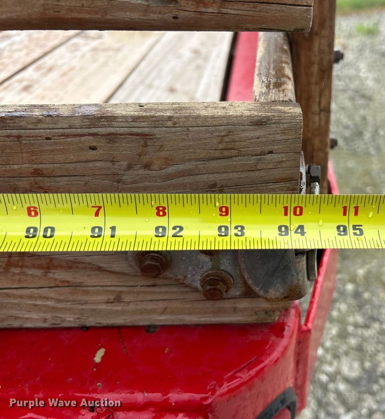 image for item NJ9587 1982 Ford C700 flatbed truck