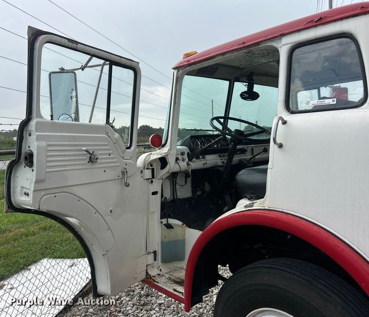 image for item NJ9587 1982 Ford C700 flatbed truck