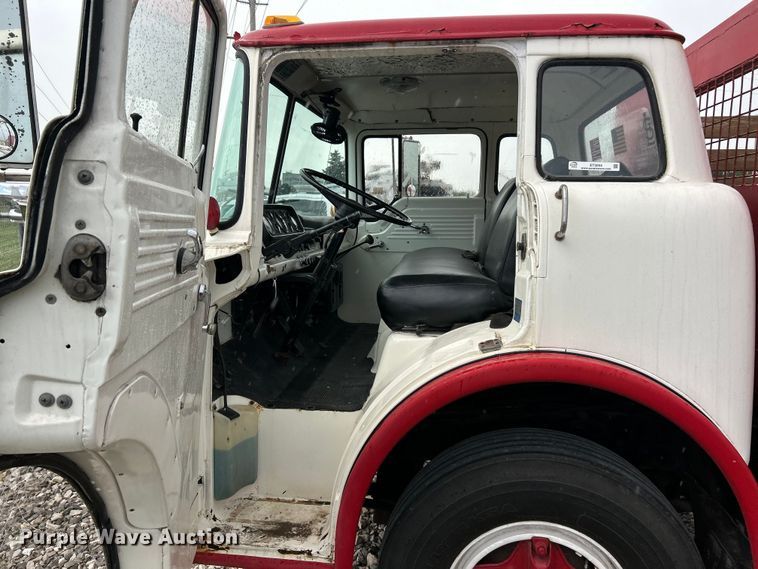 image for item NJ9587 1982 Ford C700 flatbed truck