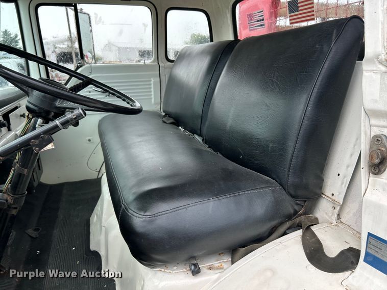 image for item NJ9587 1982 Ford C700 flatbed truck