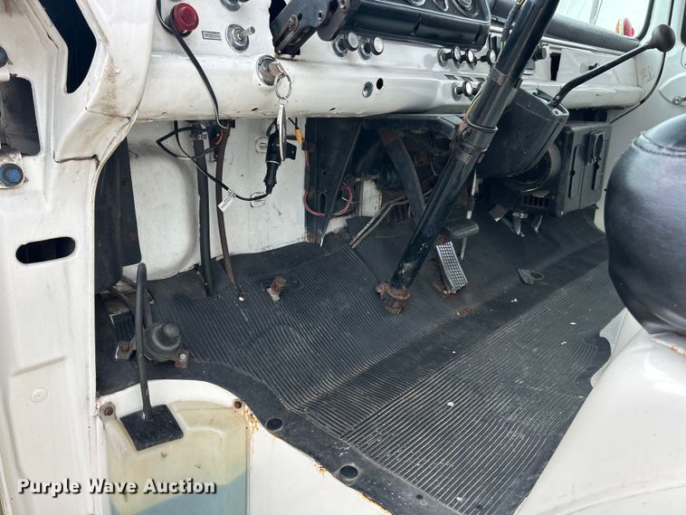 image for item NJ9587 1982 Ford C700 flatbed truck