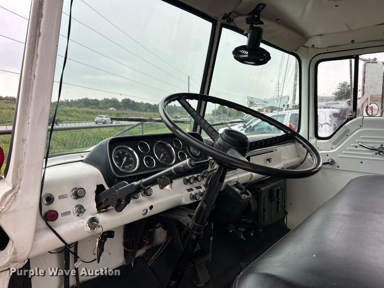 image for item NJ9587 1982 Ford C700 flatbed truck