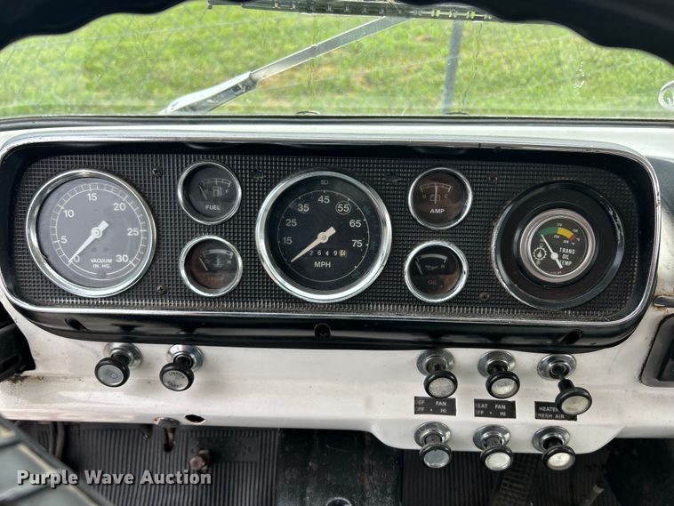 image for item NJ9587 1982 Ford C700 flatbed truck