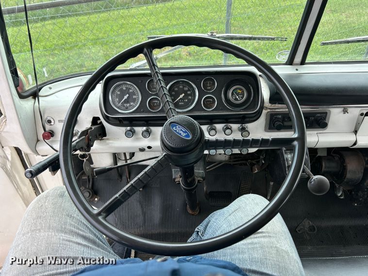 image for item NJ9587 1982 Ford C700 flatbed truck