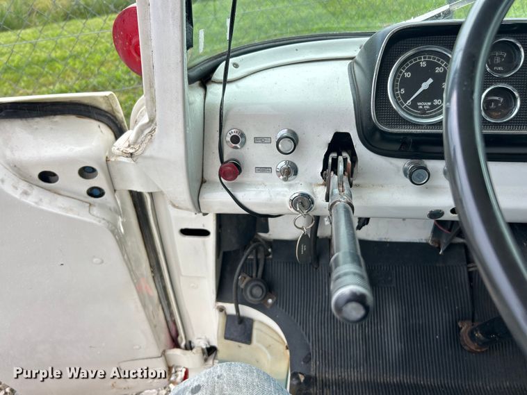 image for item NJ9587 1982 Ford C700 flatbed truck