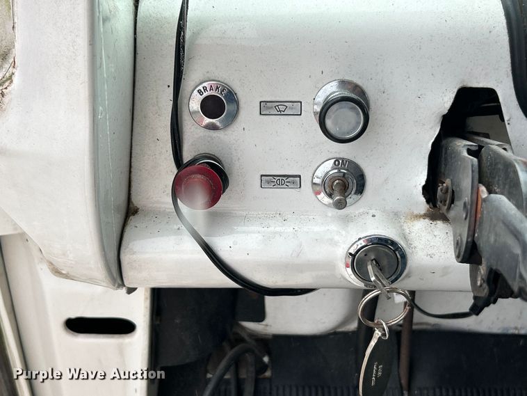 image for item NJ9587 1982 Ford C700 flatbed truck