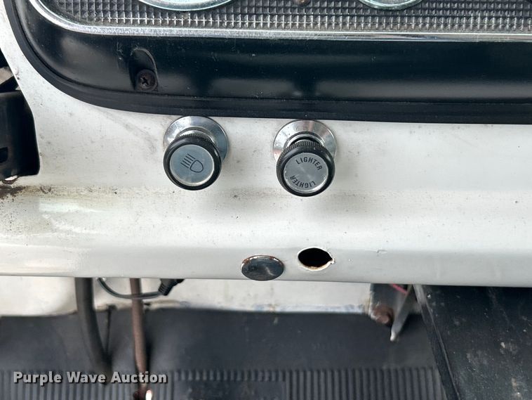 image for item NJ9587 1982 Ford C700 flatbed truck