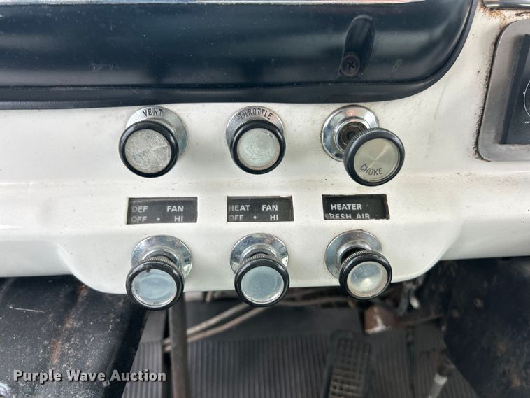 image for item NJ9587 1982 Ford C700 flatbed truck