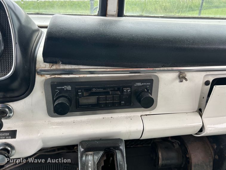 image for item NJ9587 1982 Ford C700 flatbed truck