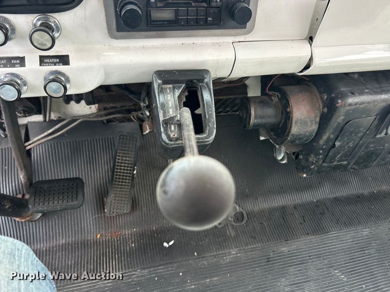 image for item NJ9587 1982 Ford C700 flatbed truck