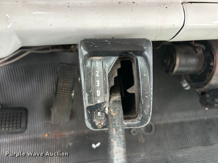 image for item NJ9587 1982 Ford C700 flatbed truck