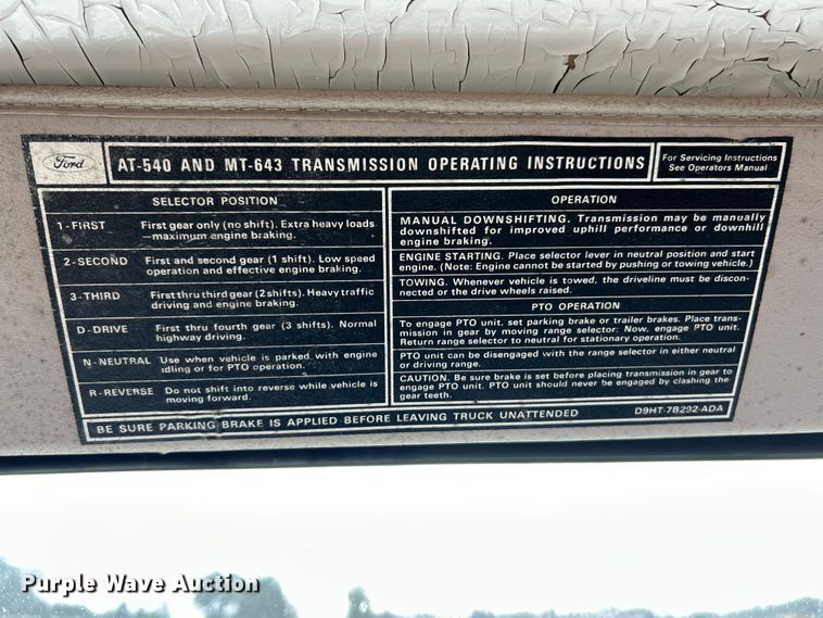 image for item NJ9587 1982 Ford C700 flatbed truck