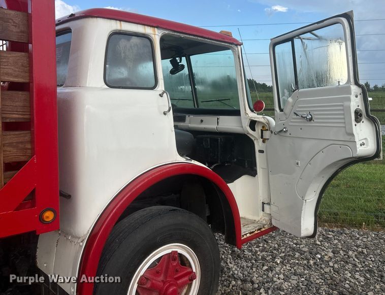 image for item NJ9587 1982 Ford C700 flatbed truck