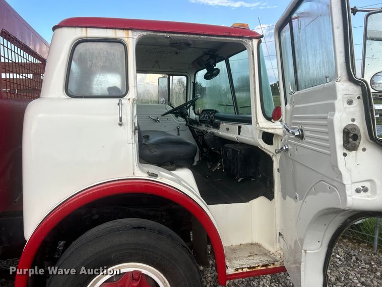 image for item NJ9587 1982 Ford C700 flatbed truck