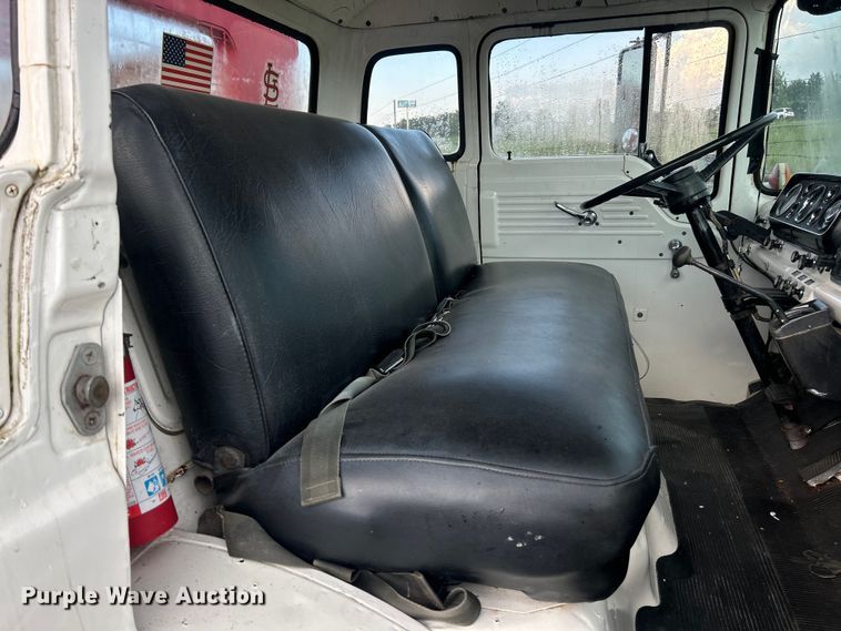 image for item NJ9587 1982 Ford C700 flatbed truck