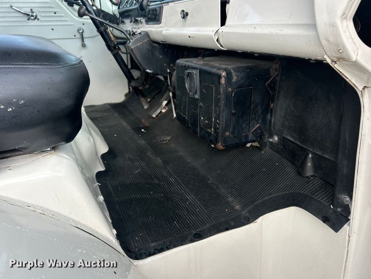 image for item NJ9587 1982 Ford C700 flatbed truck