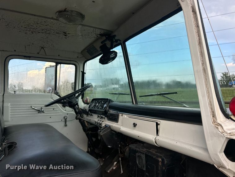 image for item NJ9587 1982 Ford C700 flatbed truck